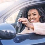 Une femme au volant d'une voiture autonome