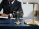 Bureau juridique élégant avec un gros plan de la balance de la justice dorée sur un bureau sombre et élégant.